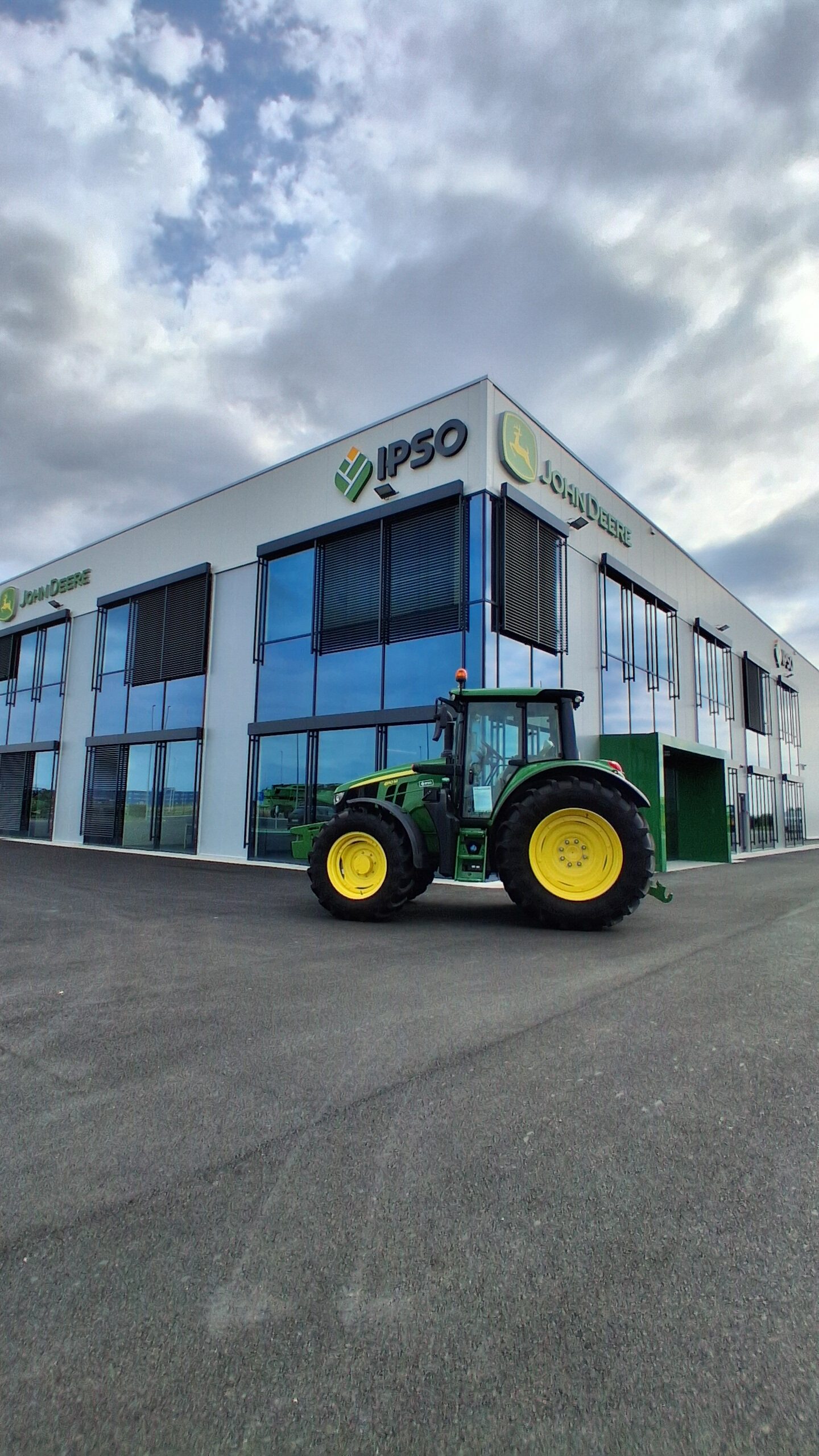 John Deere 6110M + set uskih kotača